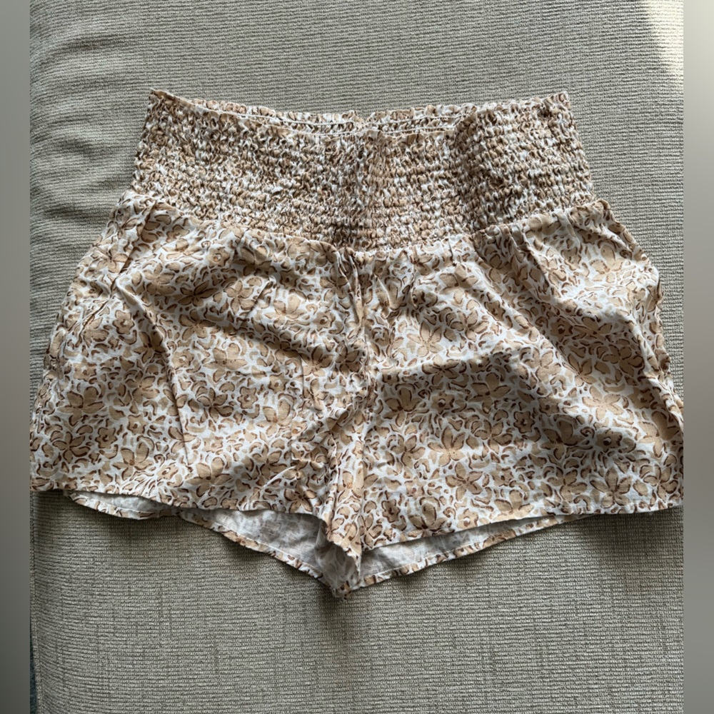 Gold and brown vineyard vine shorts